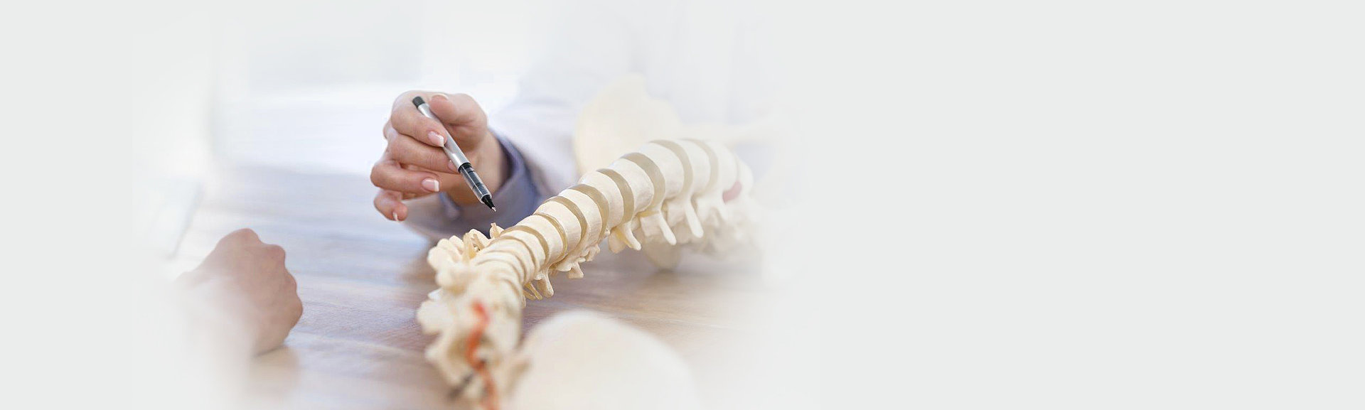 Nahaufnahme eines Nackens mit Hand – symbolisiert Linderung von Nackenschmerzen durch vitametische Behandlung